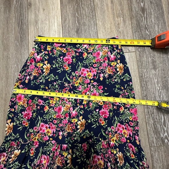 🌺 Beautiful flowers printed long skirt side zipper excellent condition. - Picture 4 of 8
